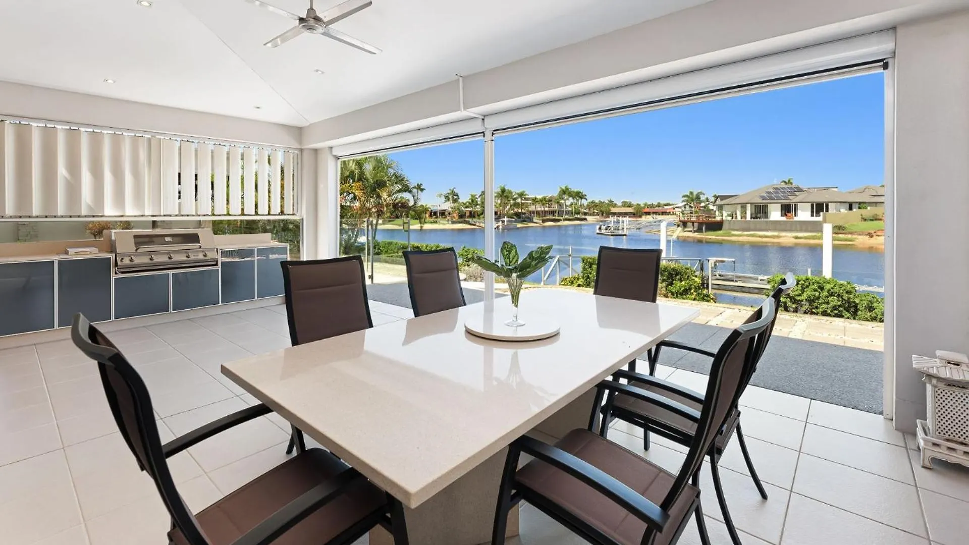 4 Bedroom Waterfront Dream Holiday Home And Small Pet Friendly Mooloolaba Australie